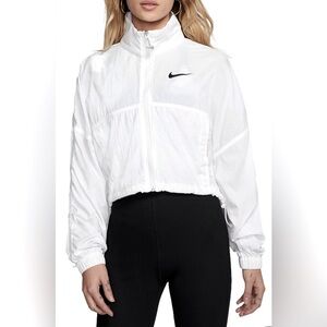 NIKE
SPORTSWEAR SWOOSH WOVEN CROPPED JACKET
Women – White/Black